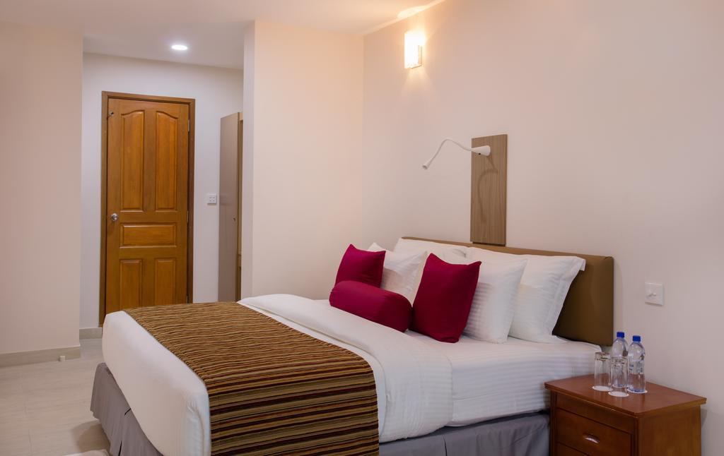 Novina Hotel Male Luaran gambar
