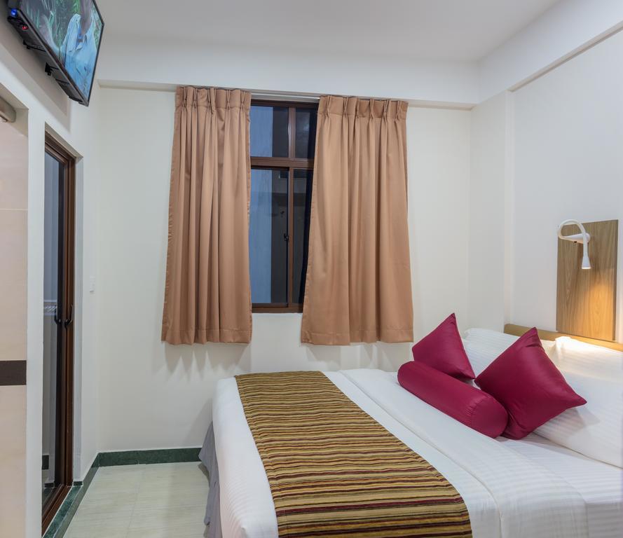 Novina Hotel Male Luaran gambar