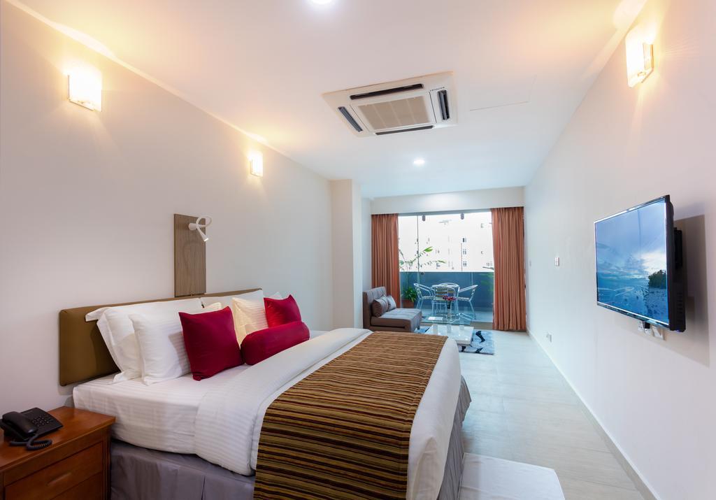 Novina Hotel Male Luaran gambar