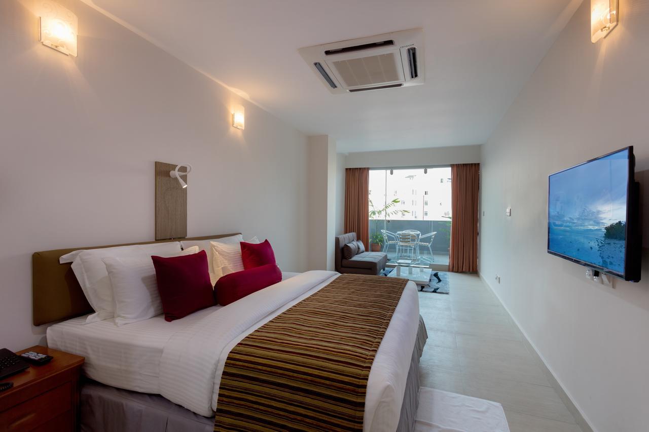 Novina Hotel Male Luaran gambar